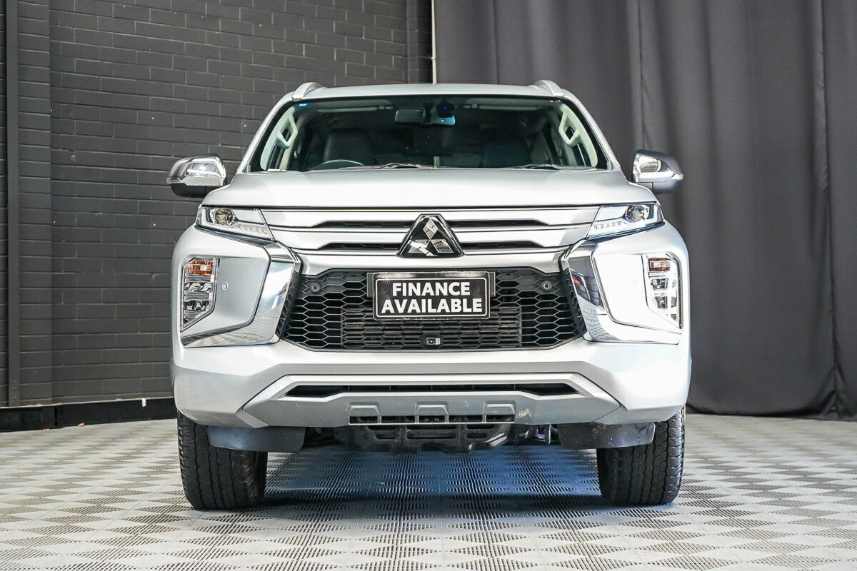 Mitsubishi Pajero Sport image 3