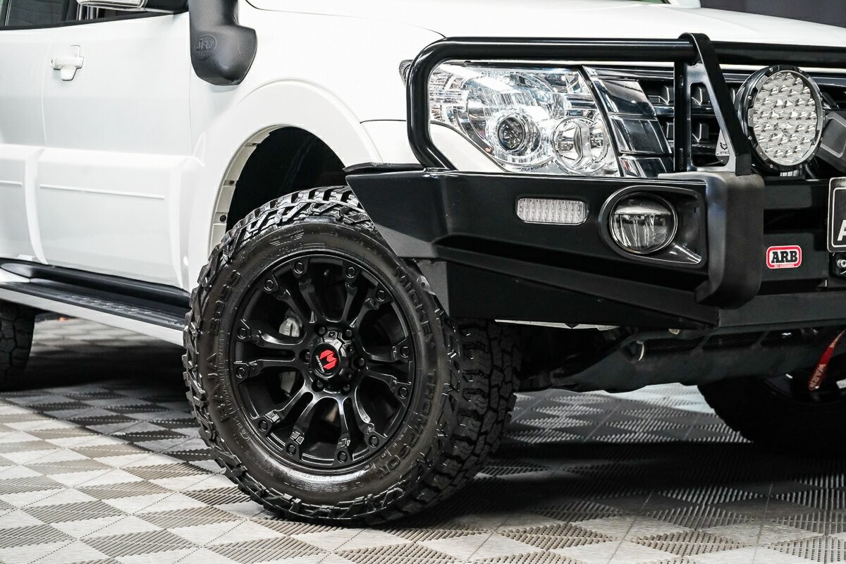 Mitsubishi Pajero image 2