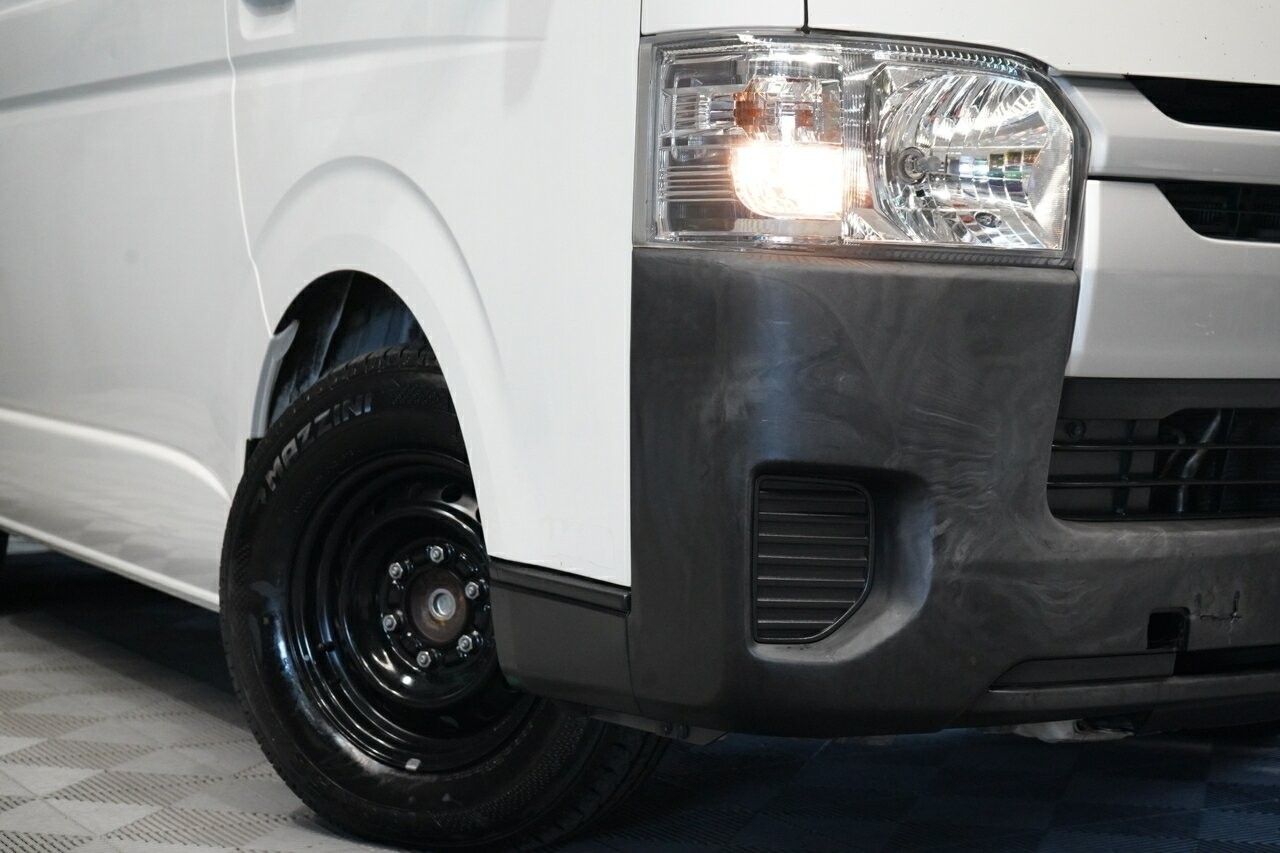 Toyota Hiace image 2