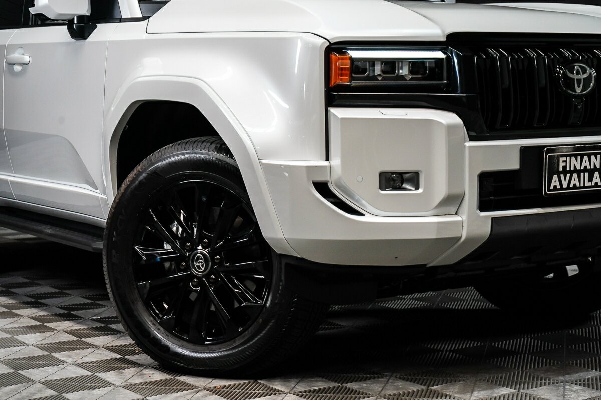 Toyota Landcruiser Prado image 2