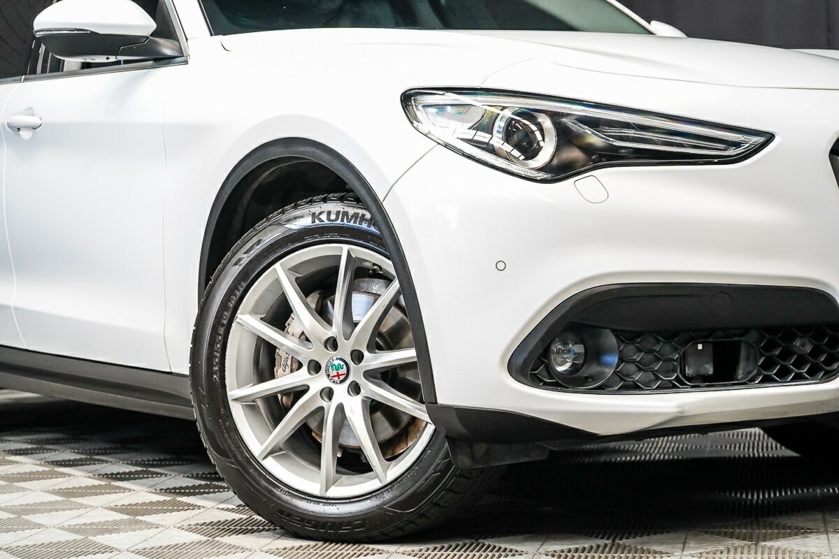 Alfa Romeo Stelvio image 2