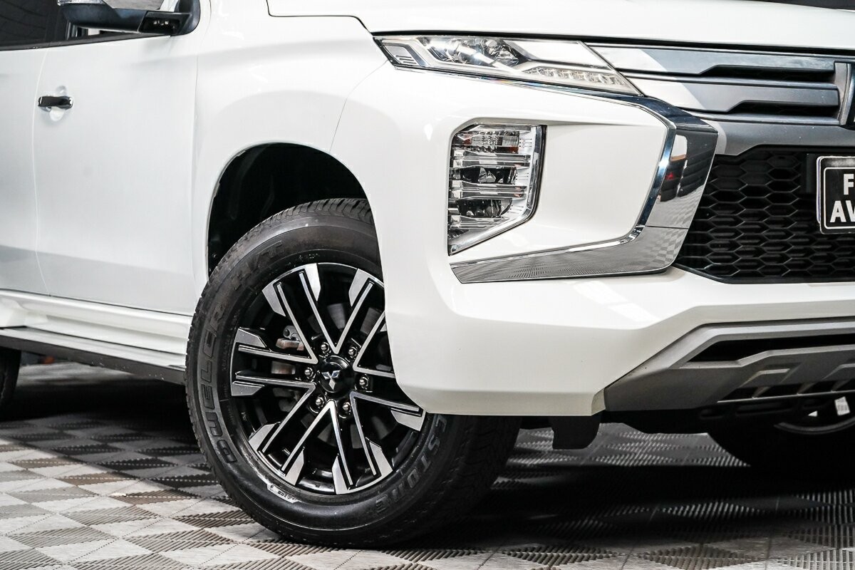 Mitsubishi Pajero Sport image 2
