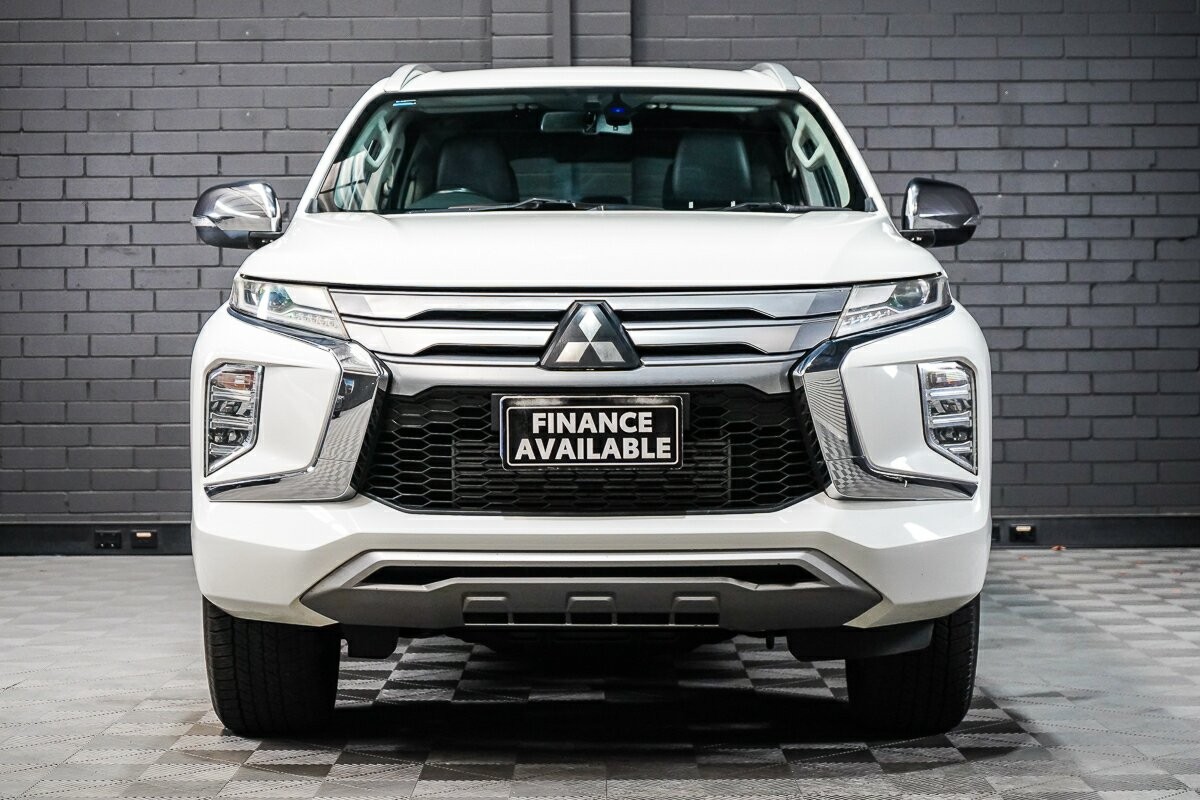 Mitsubishi Pajero Sport image 3