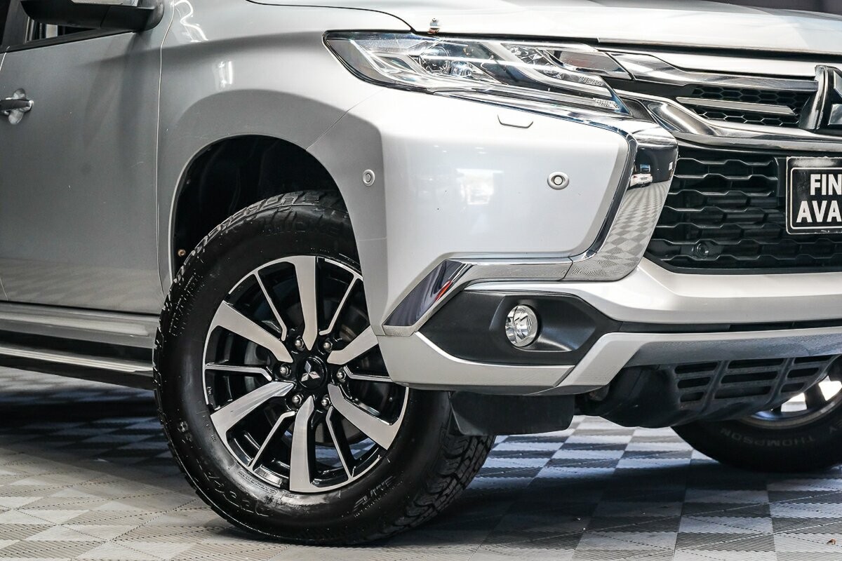 Mitsubishi Pajero Sport image 2