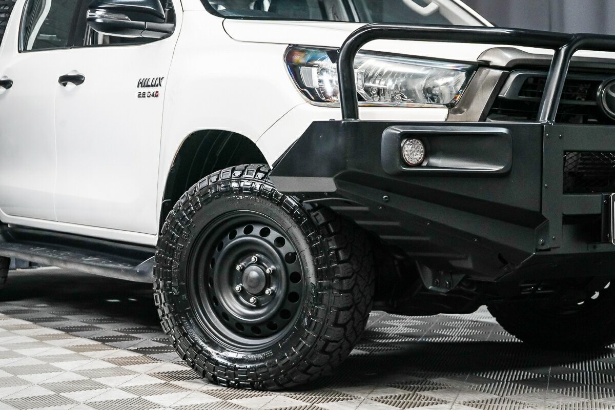 Toyota Hilux image 2