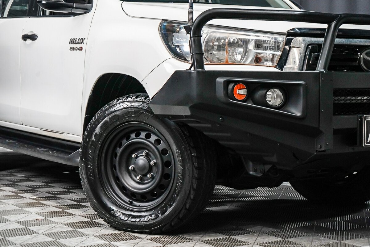 Toyota Hilux image 2