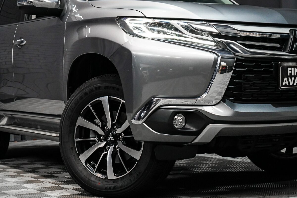 Mitsubishi Pajero Sport image 2
