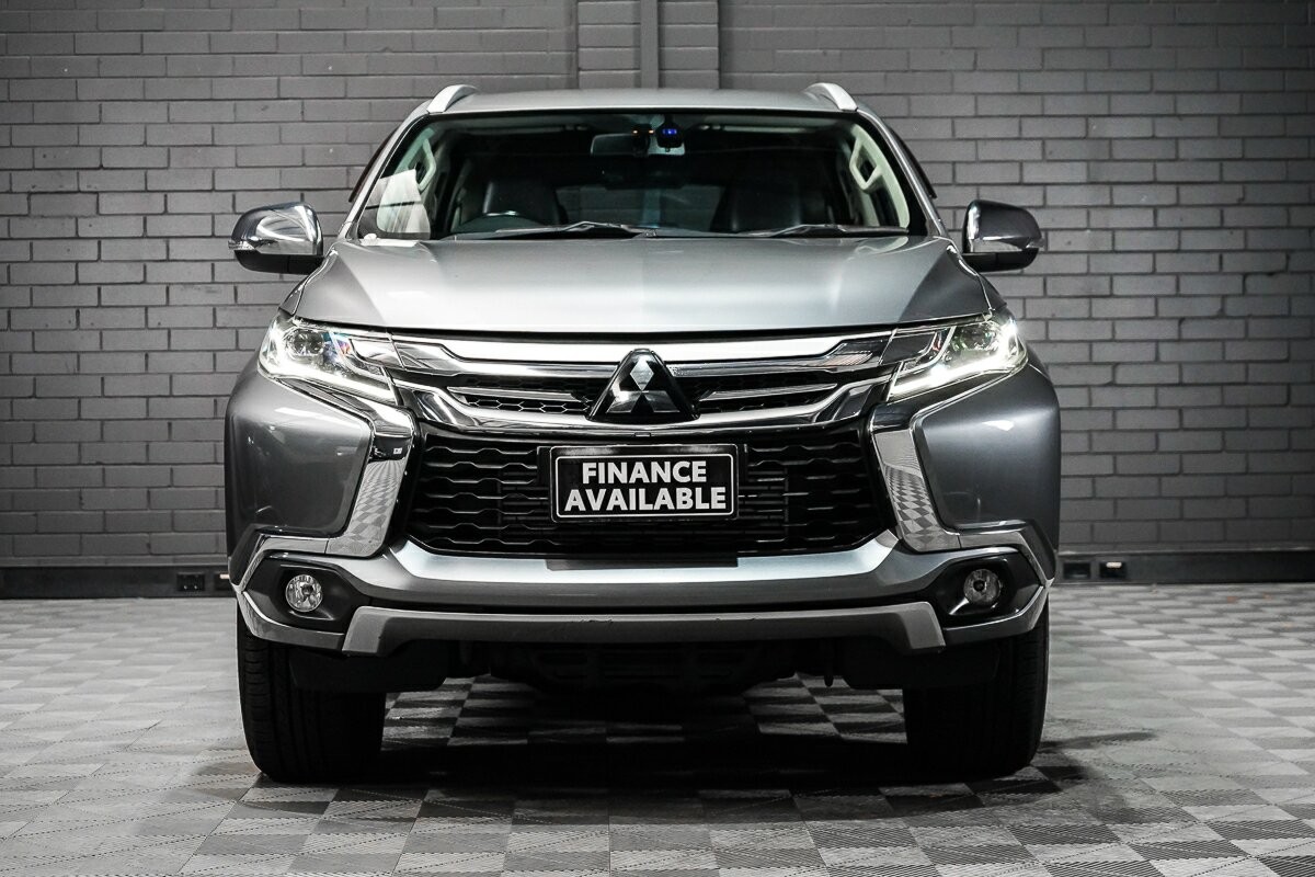 Mitsubishi Pajero Sport image 3