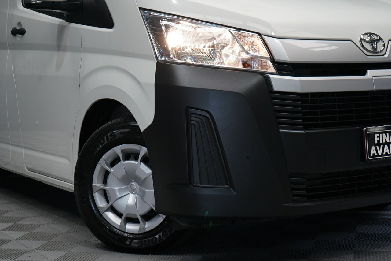Toyota Hiace image 2