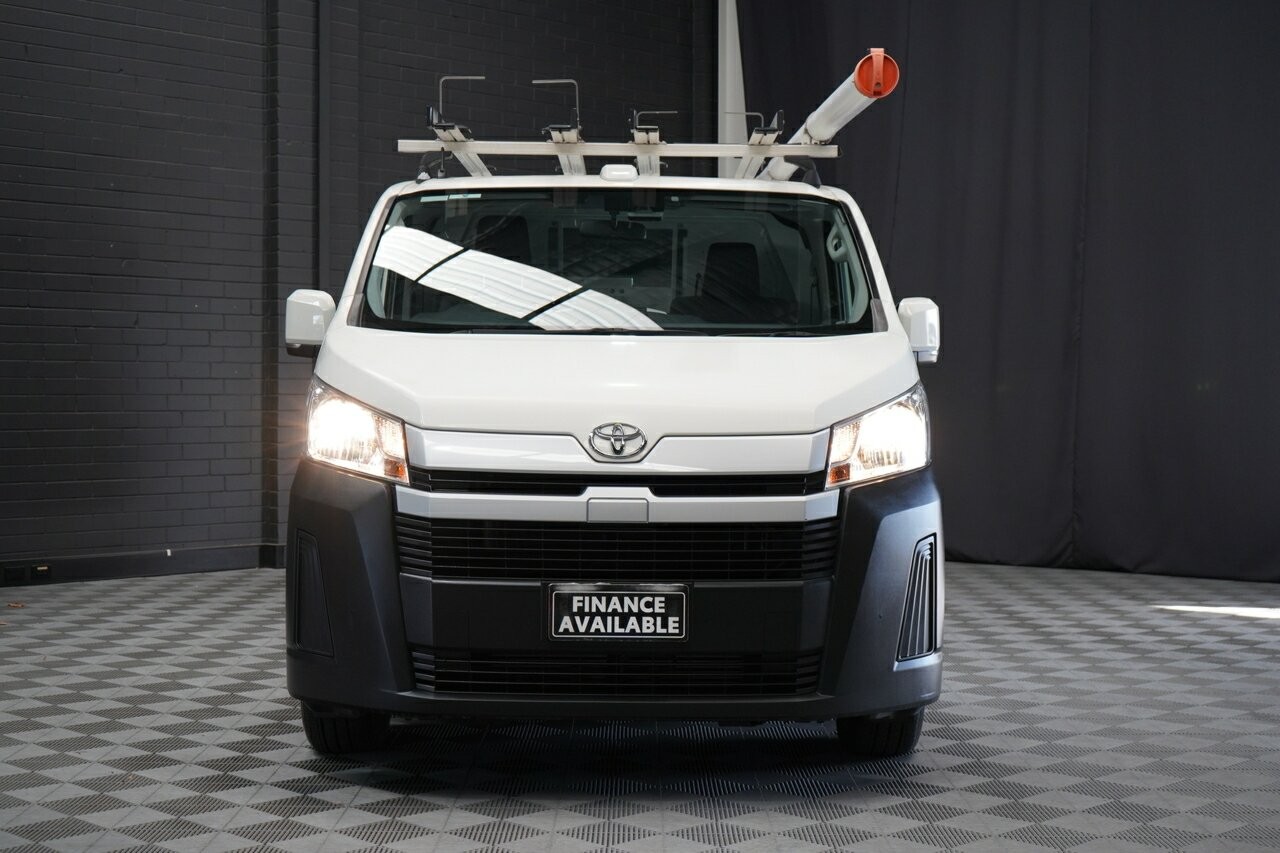 Toyota Hiace image 3