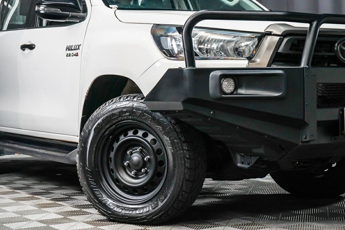Toyota Hilux image 2