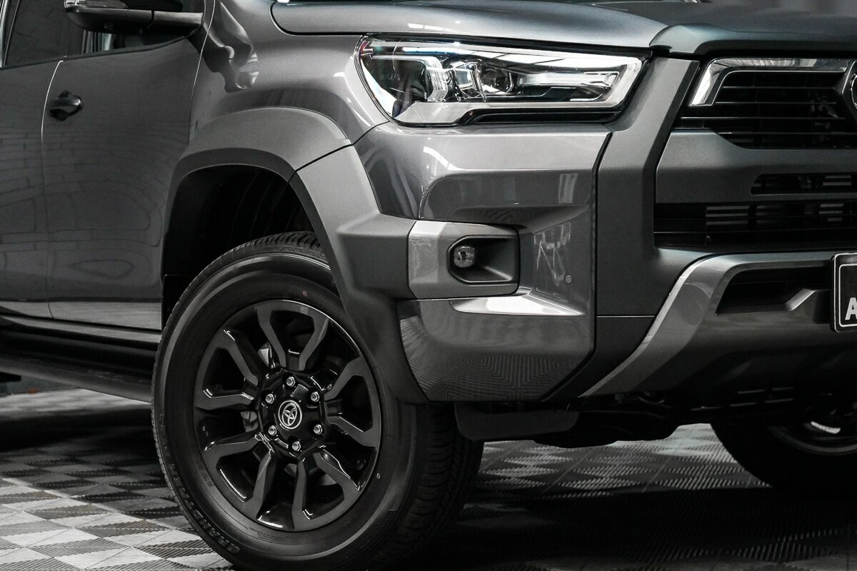 Toyota Hilux image 2