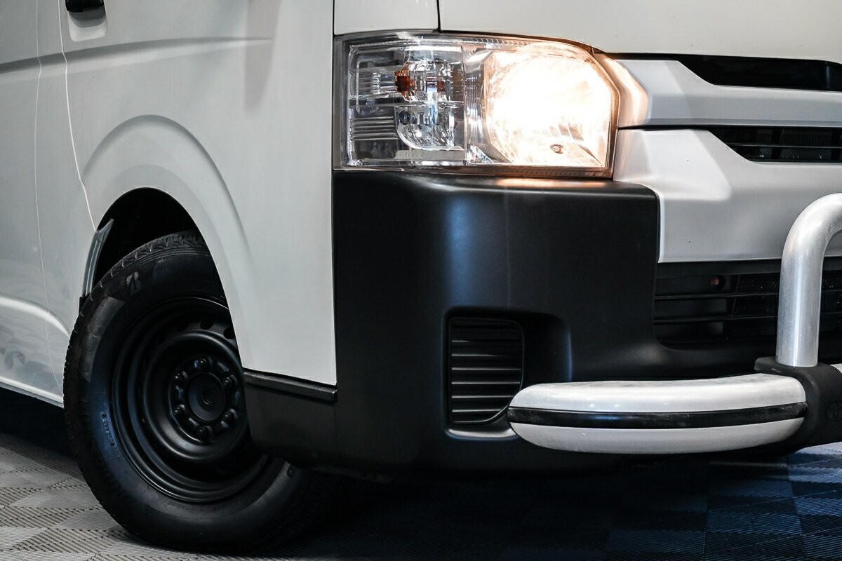 Toyota Hiace image 2