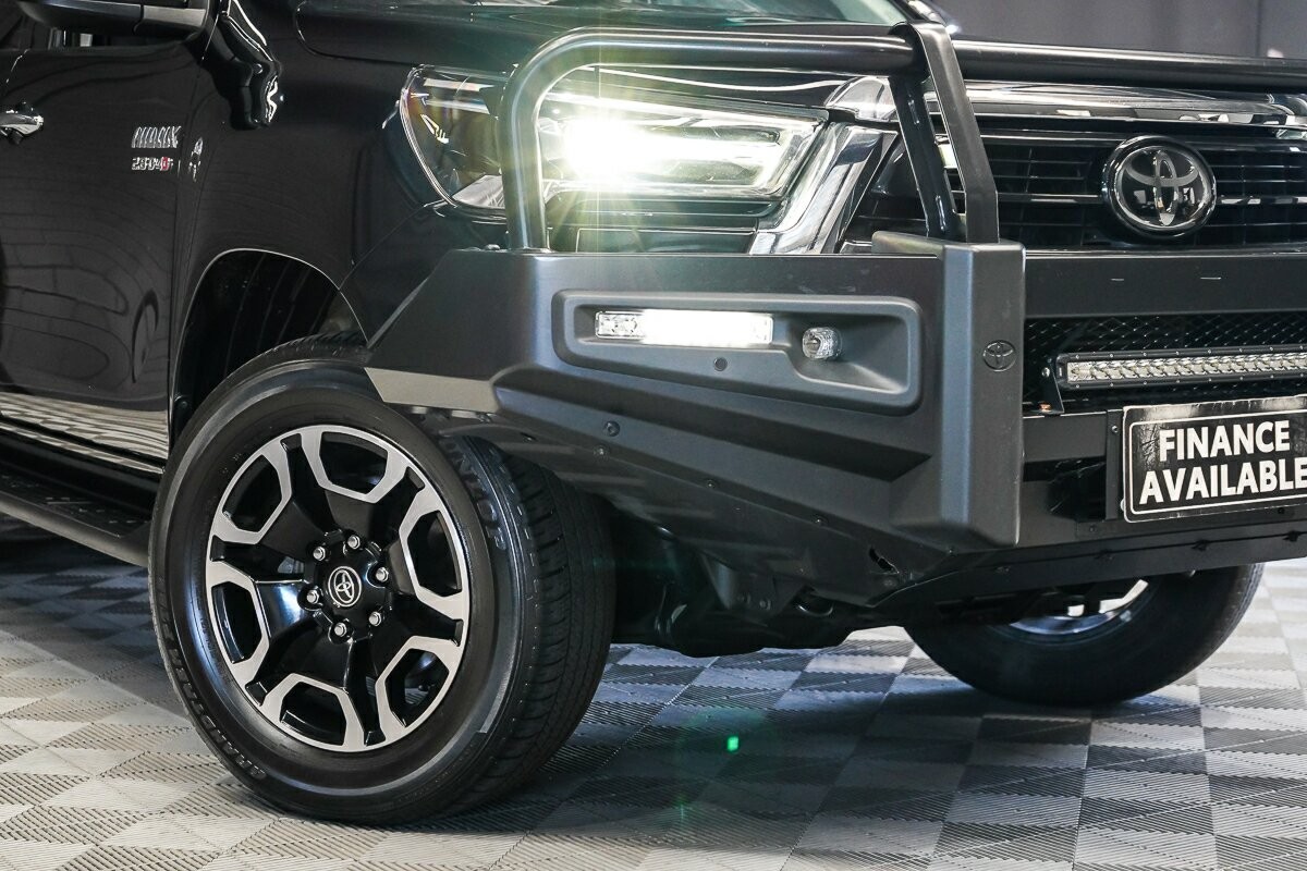Toyota Hilux image 2