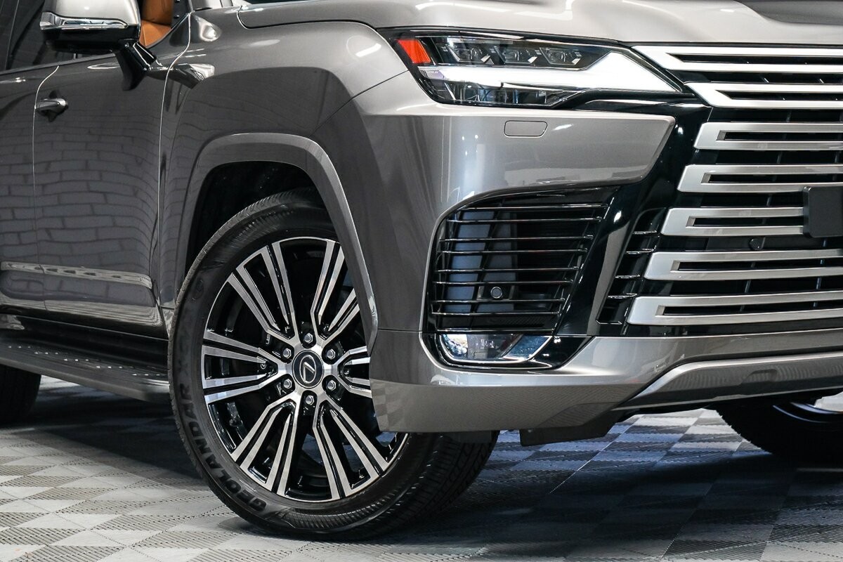 Lexus Lx image 2