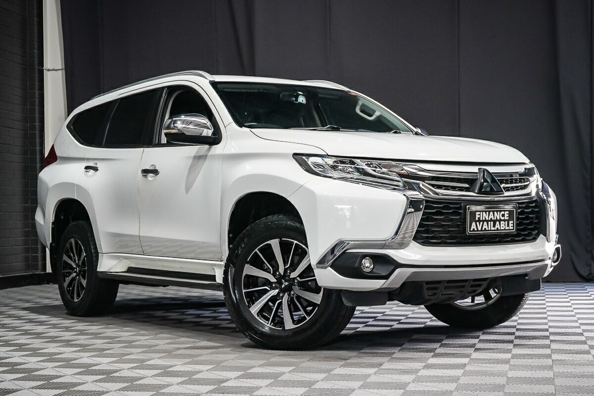 Mitsubishi Pajero Sport image 1