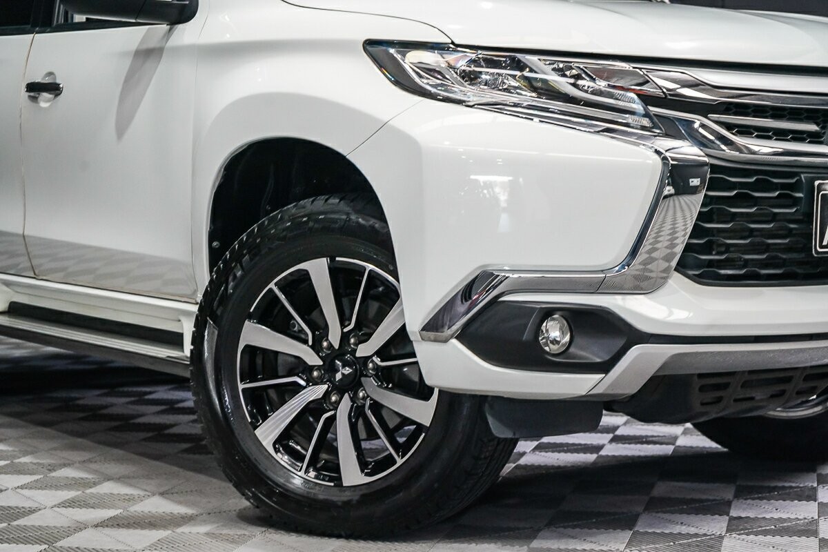 Mitsubishi Pajero Sport image 2