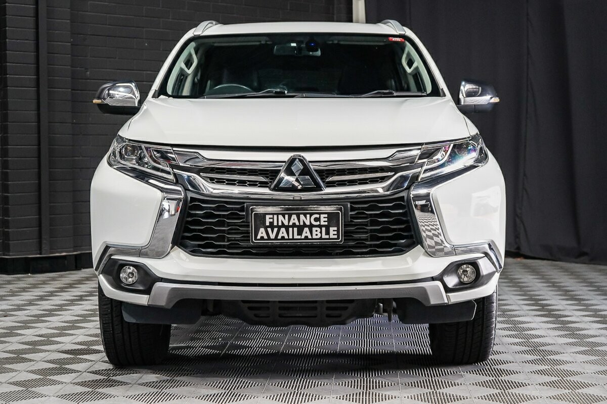 Mitsubishi Pajero Sport image 3