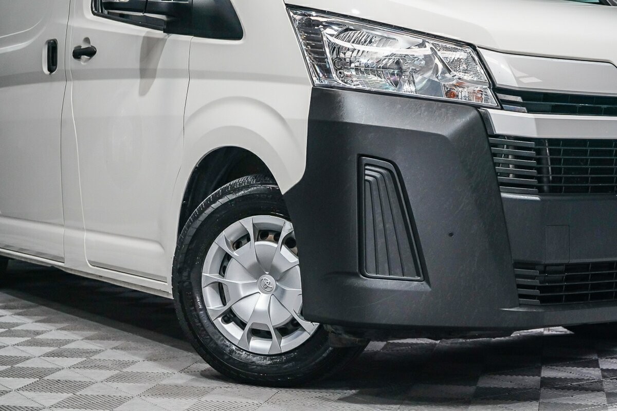 Toyota Hiace image 2