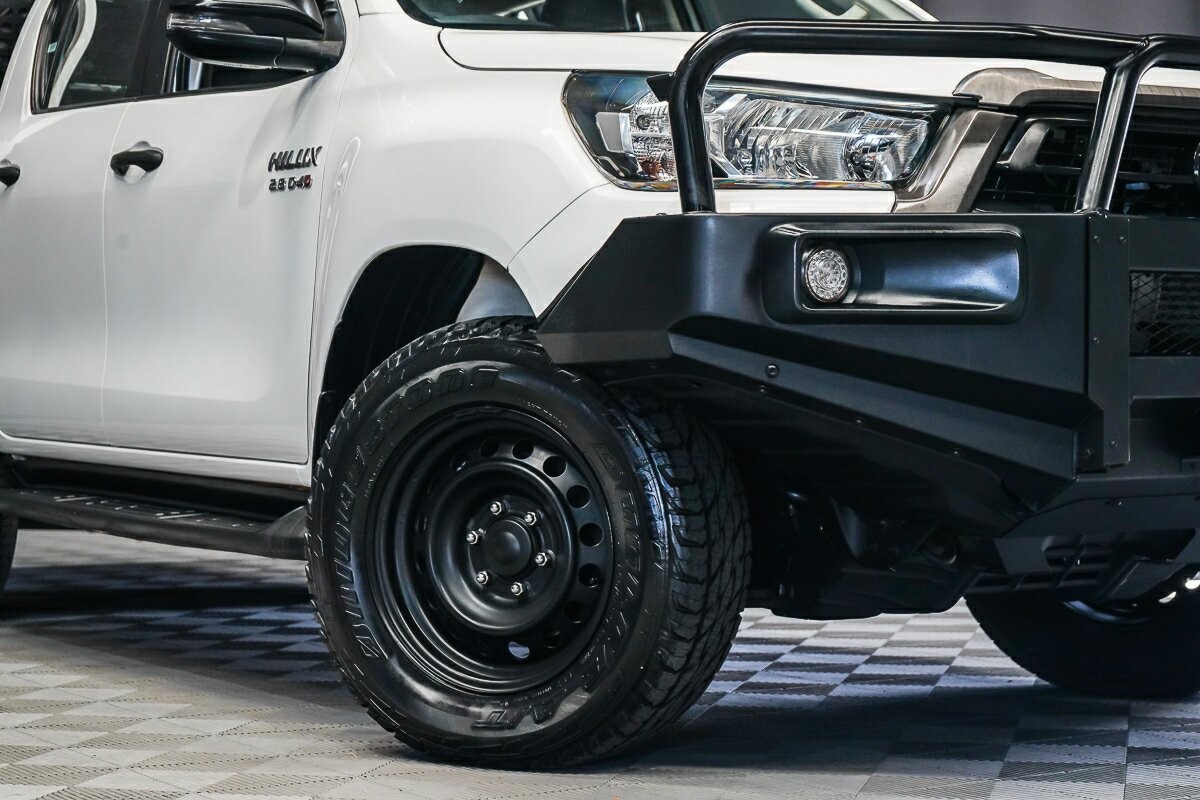 Toyota Hilux image 2