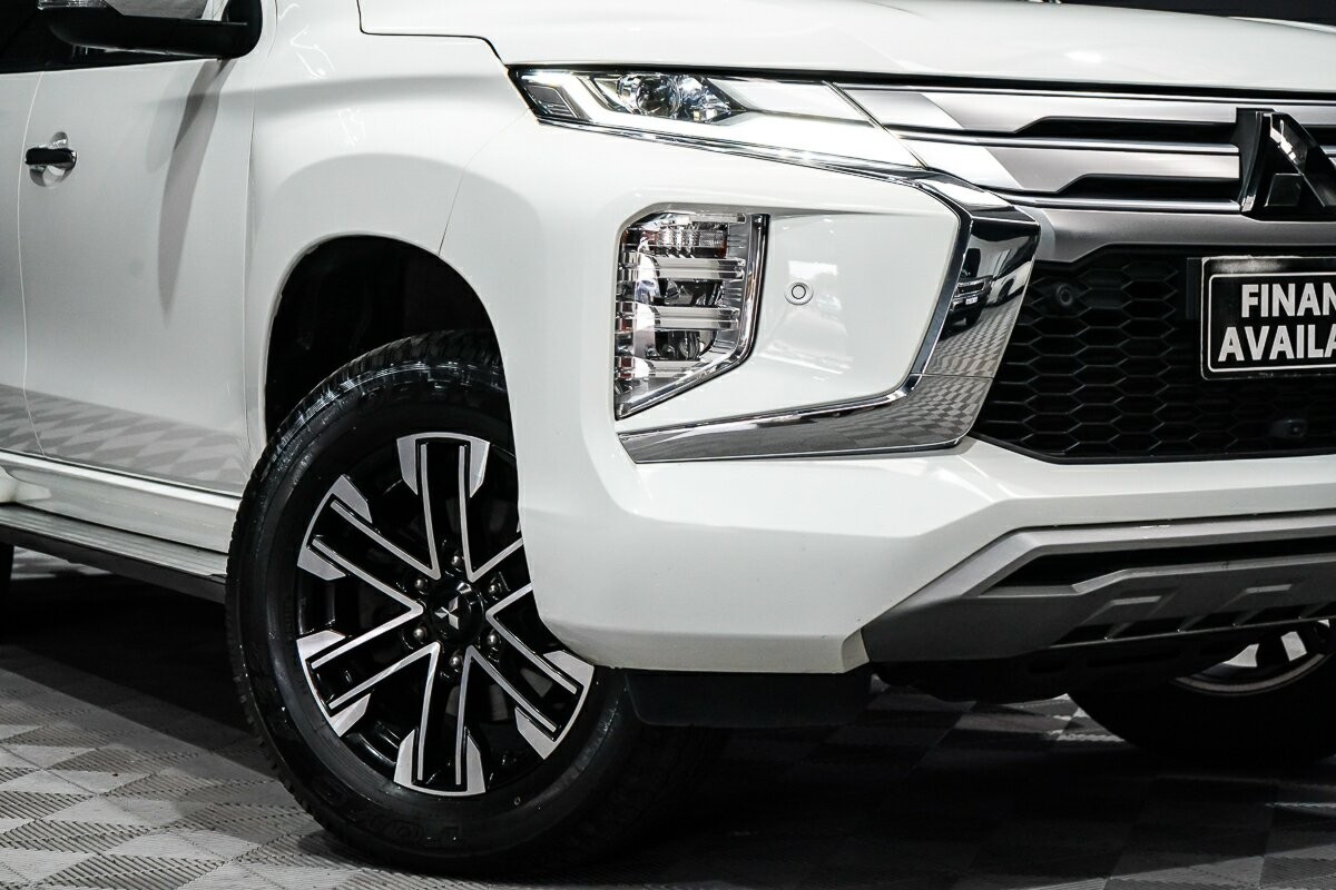 Mitsubishi Pajero Sport image 2