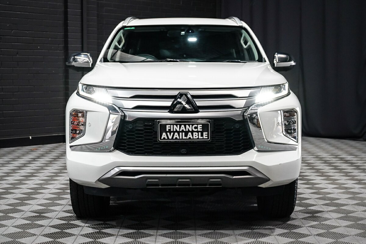 Mitsubishi Pajero Sport image 3