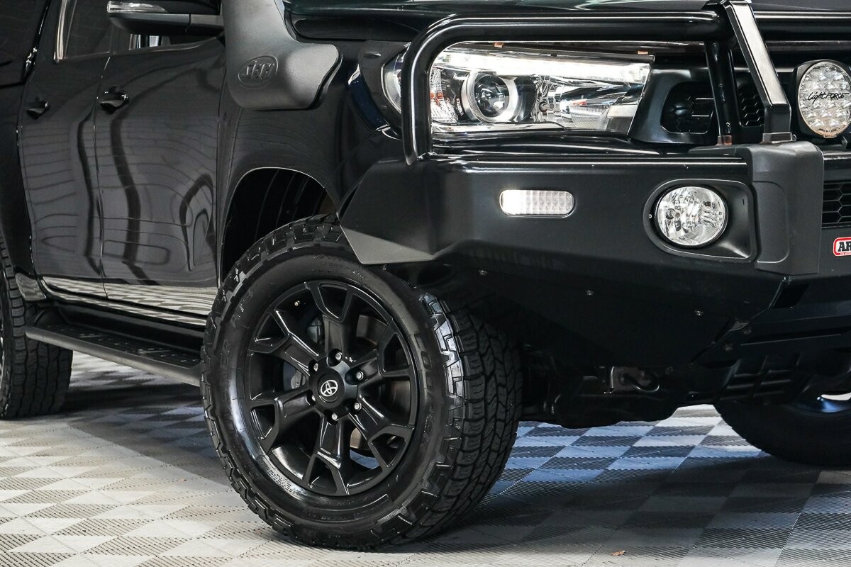 Toyota Hilux image 2