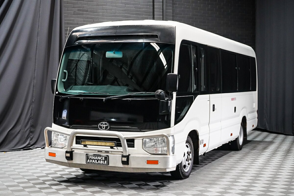 Toyota Coaster image 3