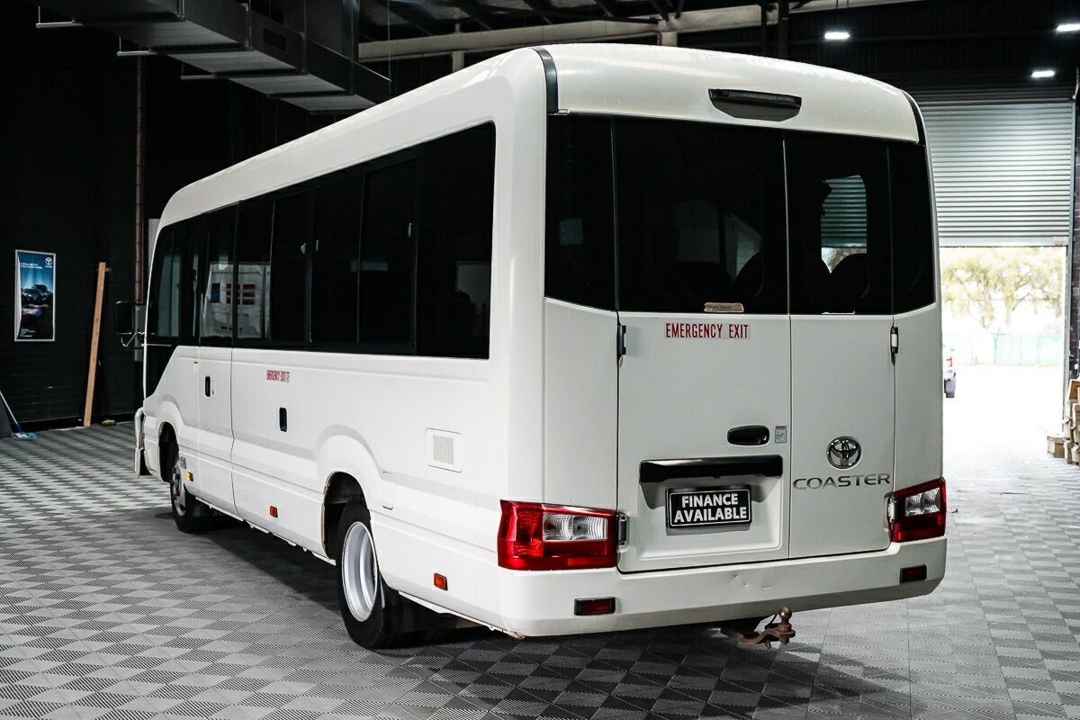 Toyota Coaster image 4