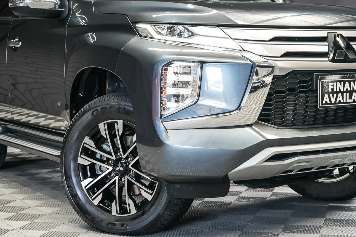 Mitsubishi Pajero Sport image 2