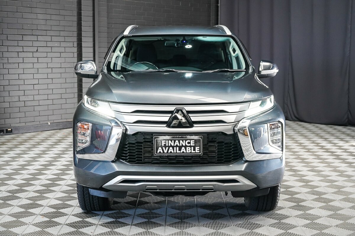 Mitsubishi Pajero Sport image 3