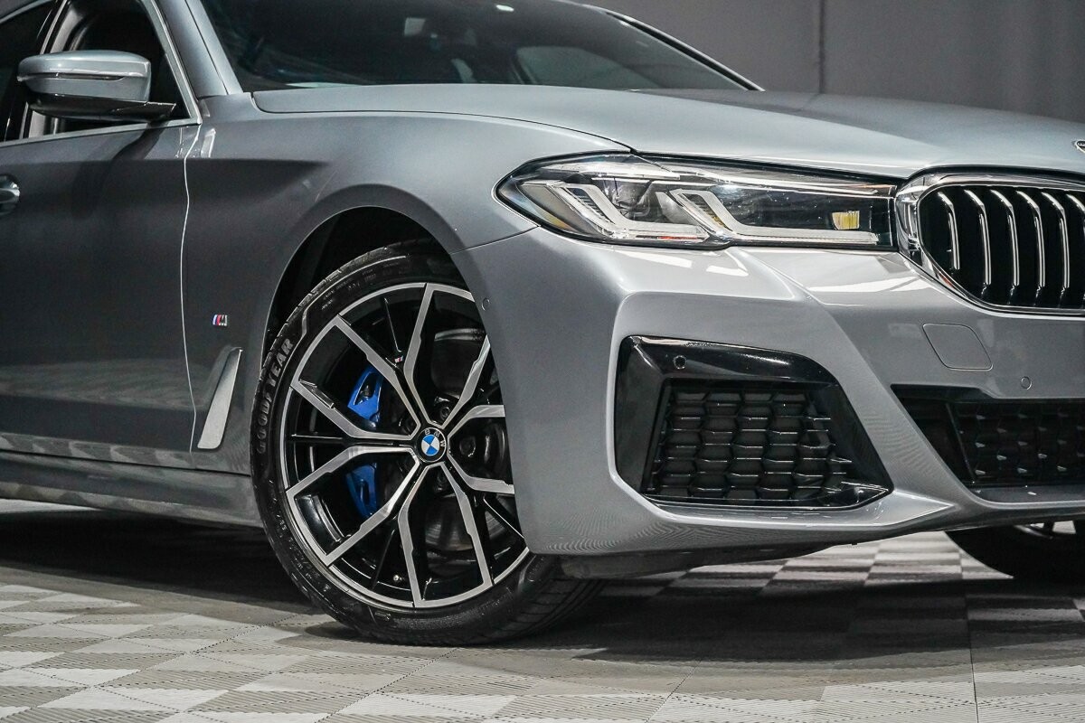 BMW 5 Series image 2