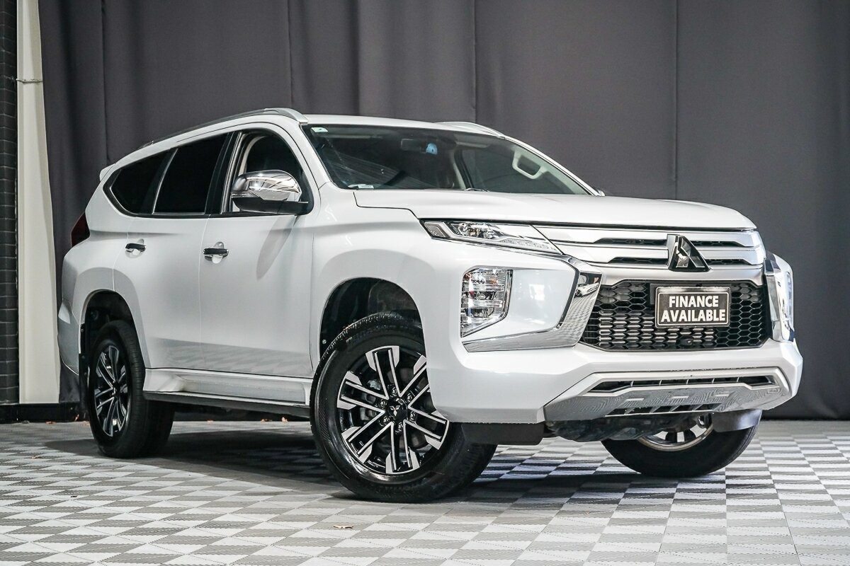 Mitsubishi Pajero Sport image 1