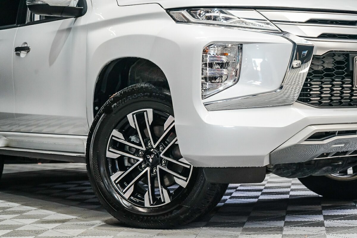 Mitsubishi Pajero Sport image 2