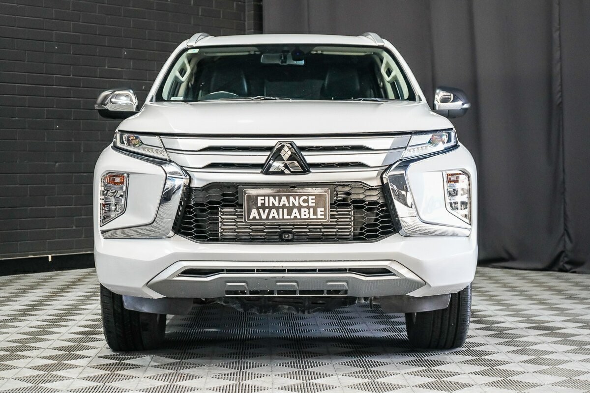 Mitsubishi Pajero Sport image 3