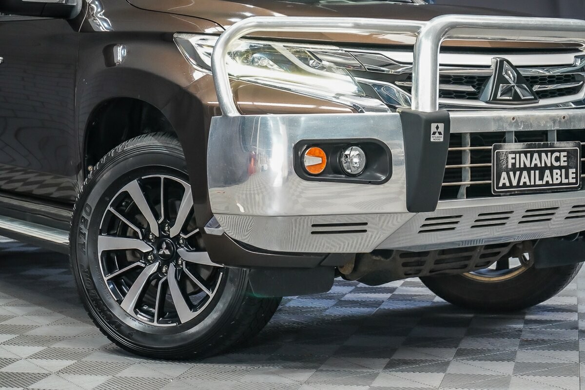 Mitsubishi Pajero Sport image 2