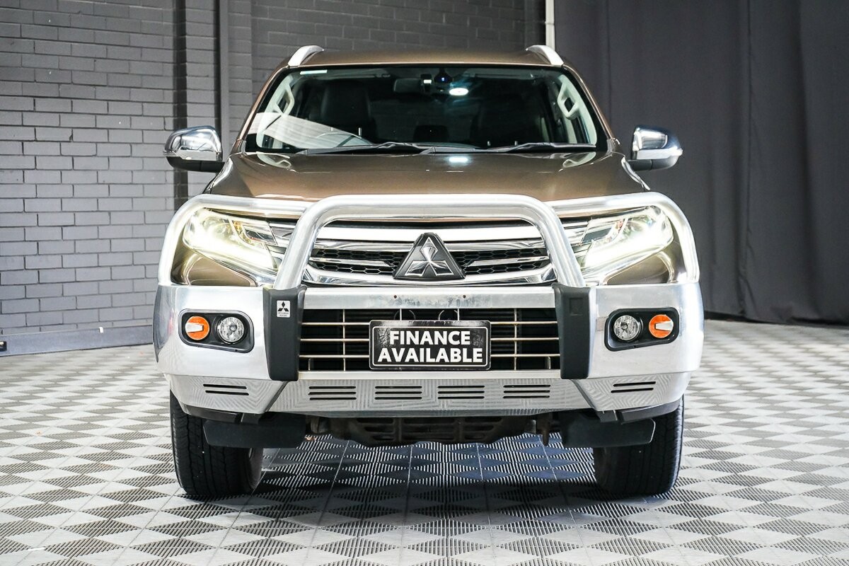 Mitsubishi Pajero Sport image 3