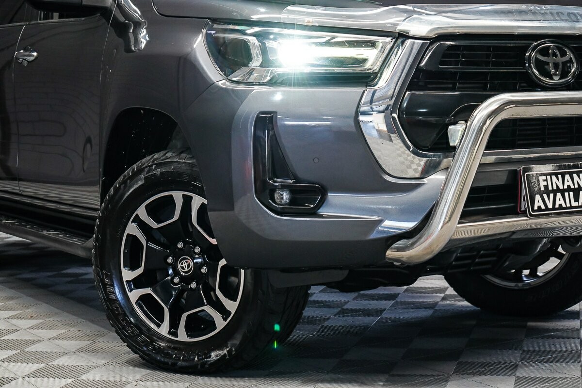 Toyota Hilux image 2