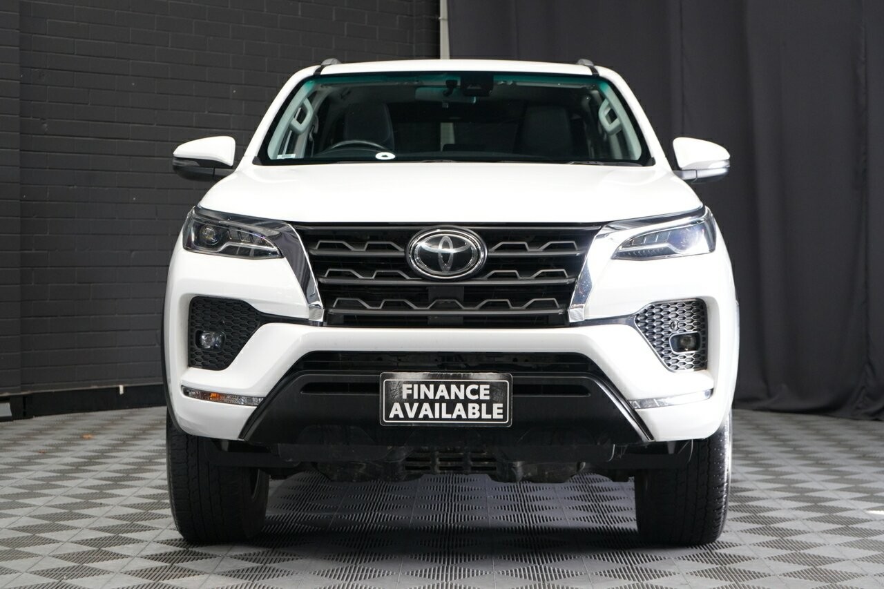 Toyota Fortuner image 3