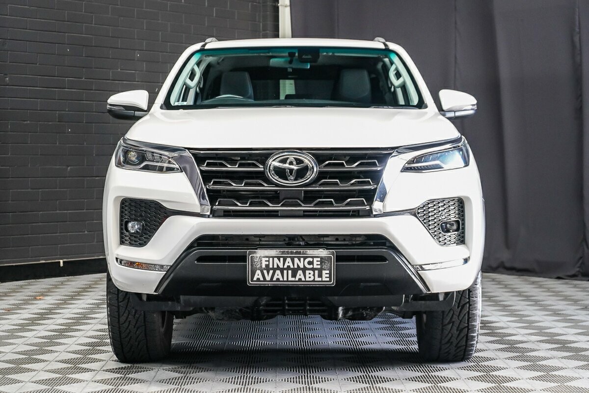 Toyota Fortuner image 3