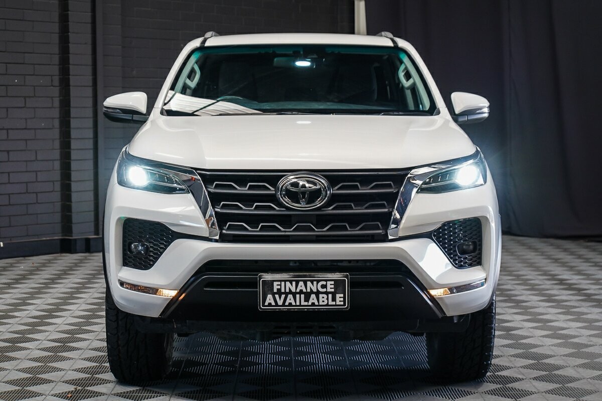Toyota Fortuner image 3