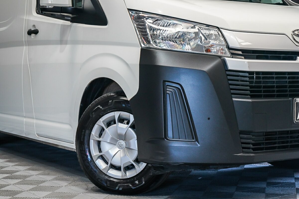Toyota Hiace image 2