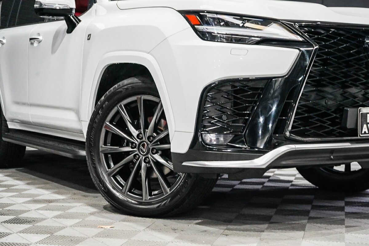 Lexus Lx image 2