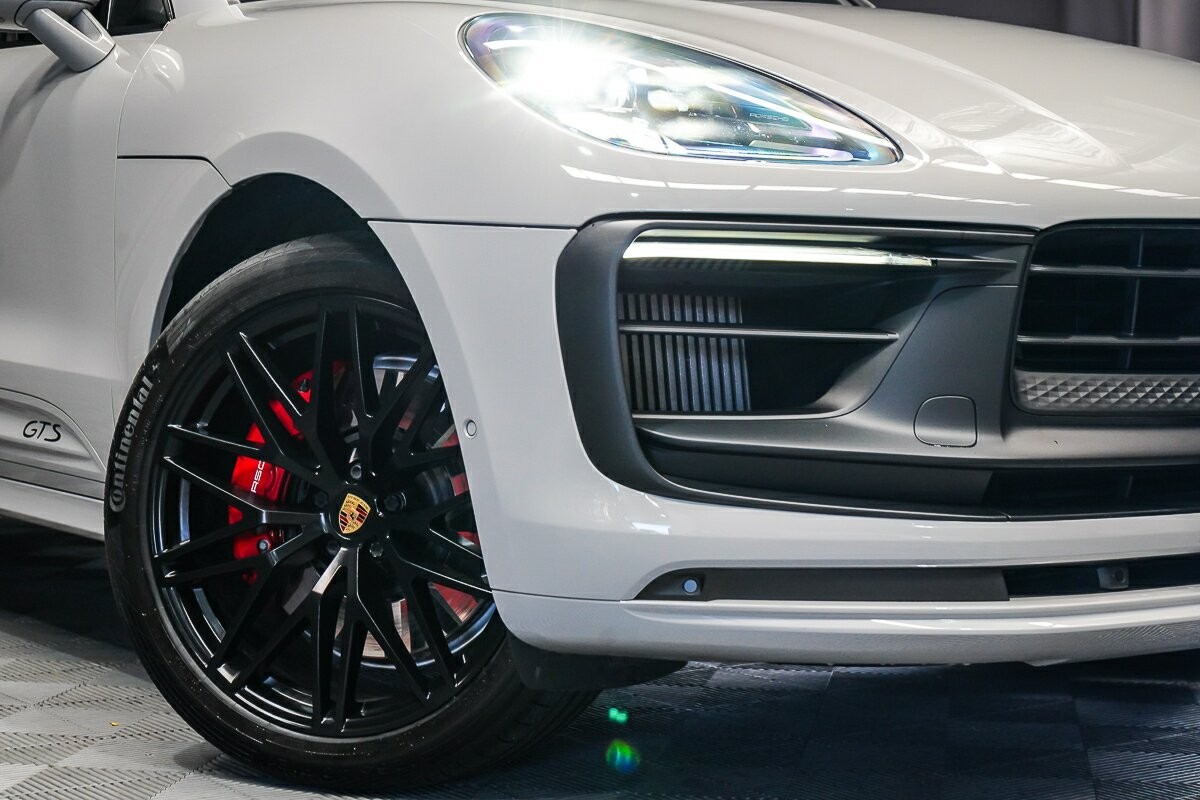 Porsche Macan image 2