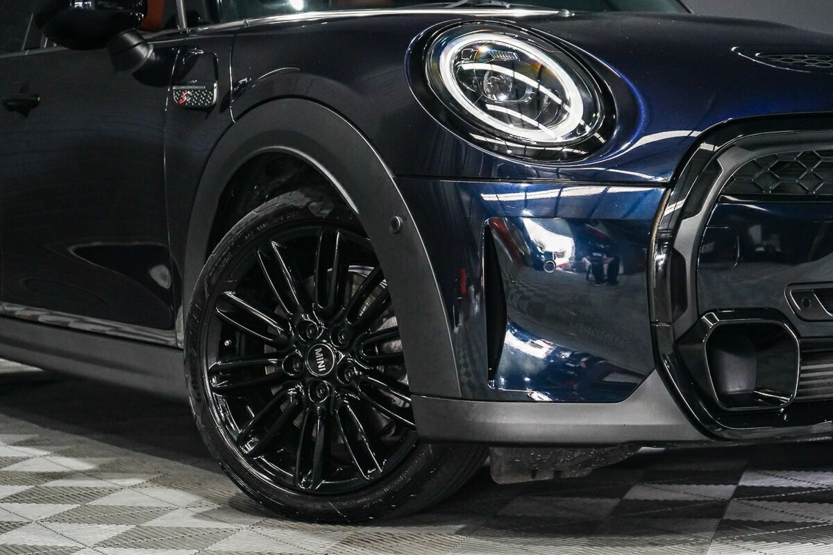 Mini Hatch image 2