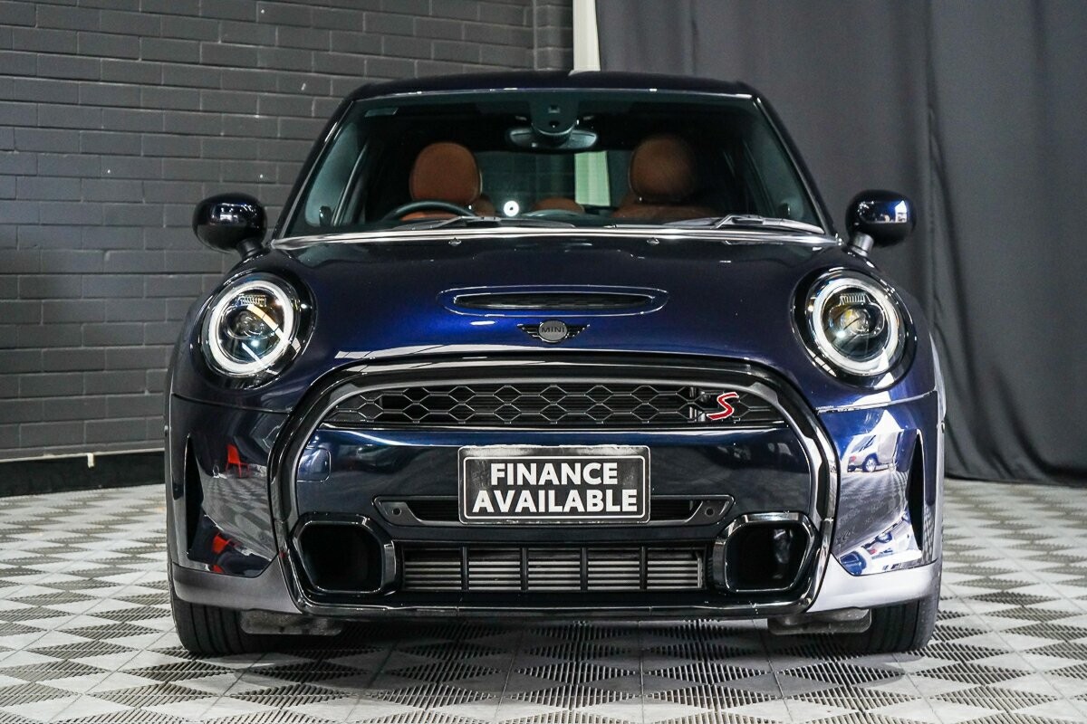 Mini Hatch image 3