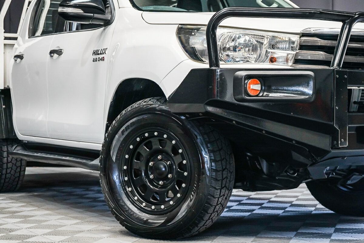 Toyota Hilux image 2
