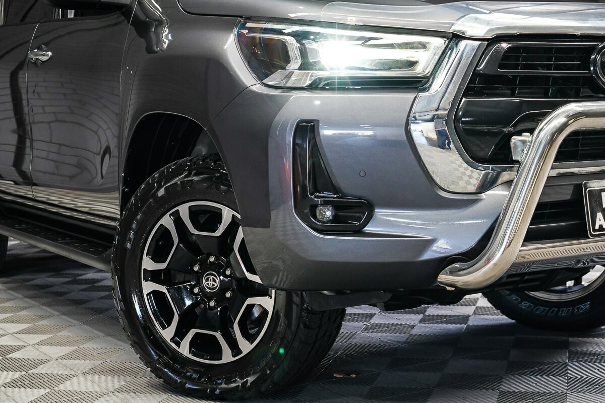 Toyota Hilux image 2