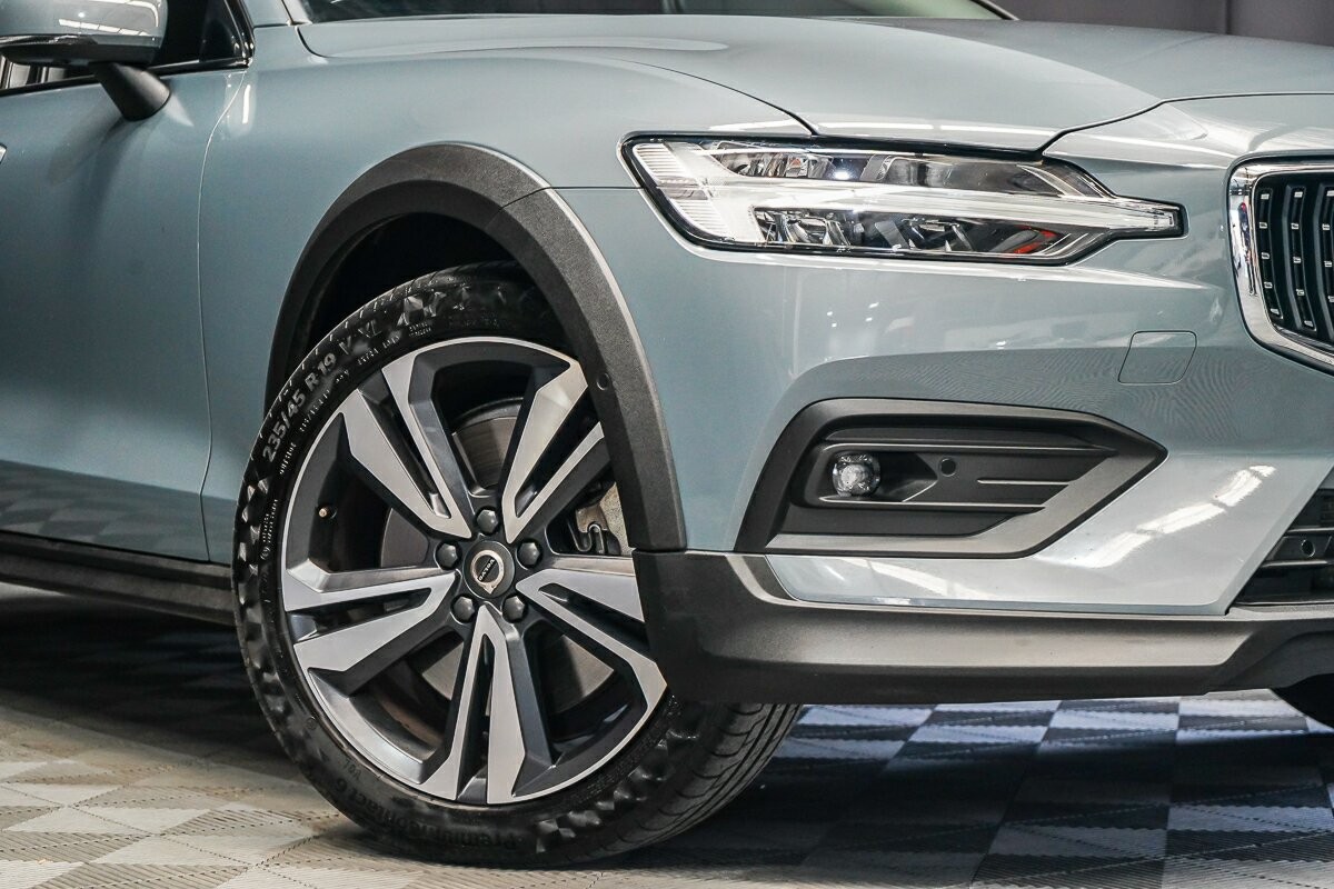 Volvo V60 Cross Country image 2