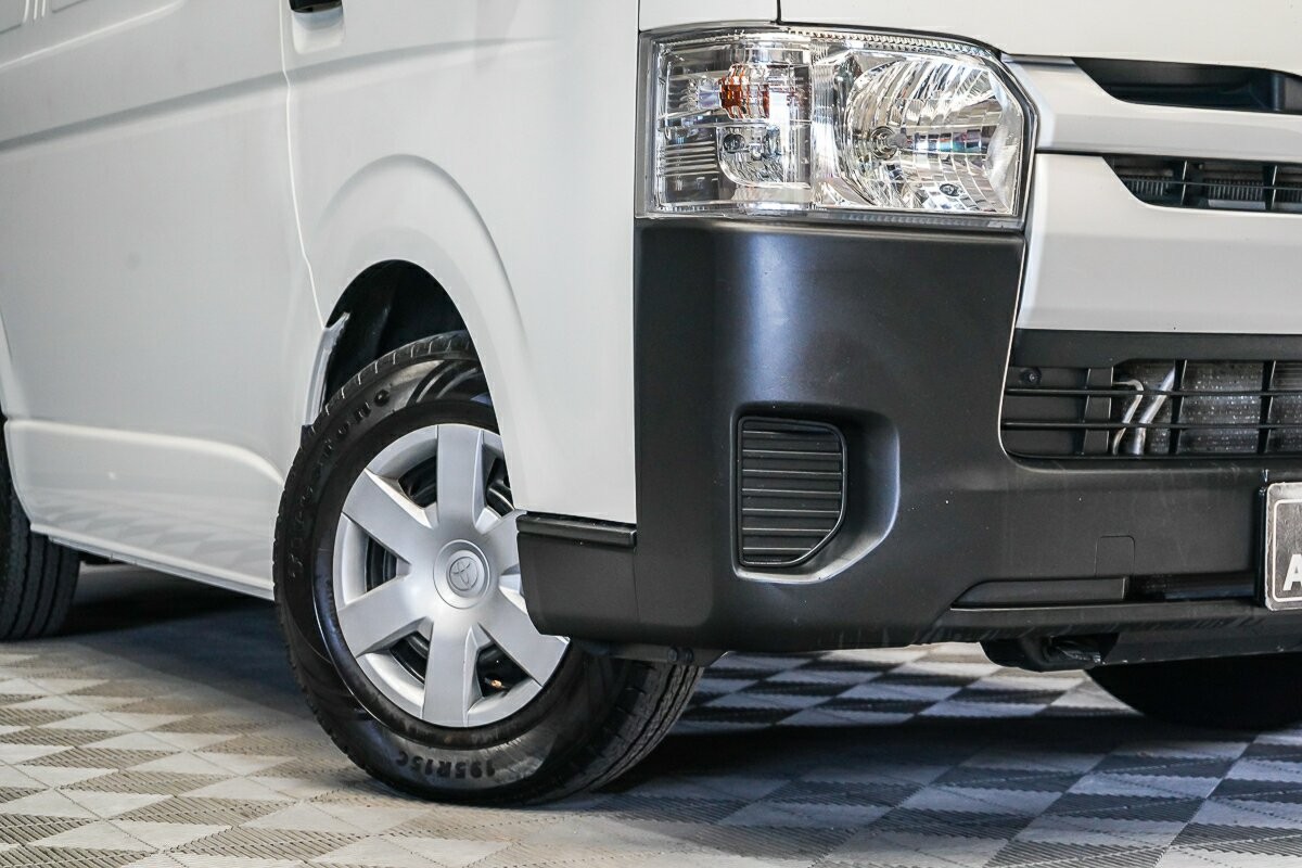 Toyota Hiace image 2